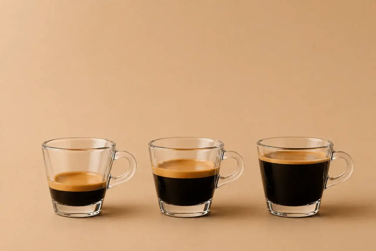Tre tazzine di caffè: un espresso corto, uno normale e uno lungo. Il caffè lungo ha più caffeina.