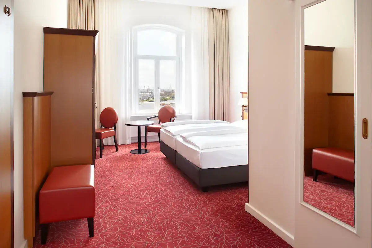 Hotel Hafen Hamburg Zimmer Elbblick vs Hafenseite
