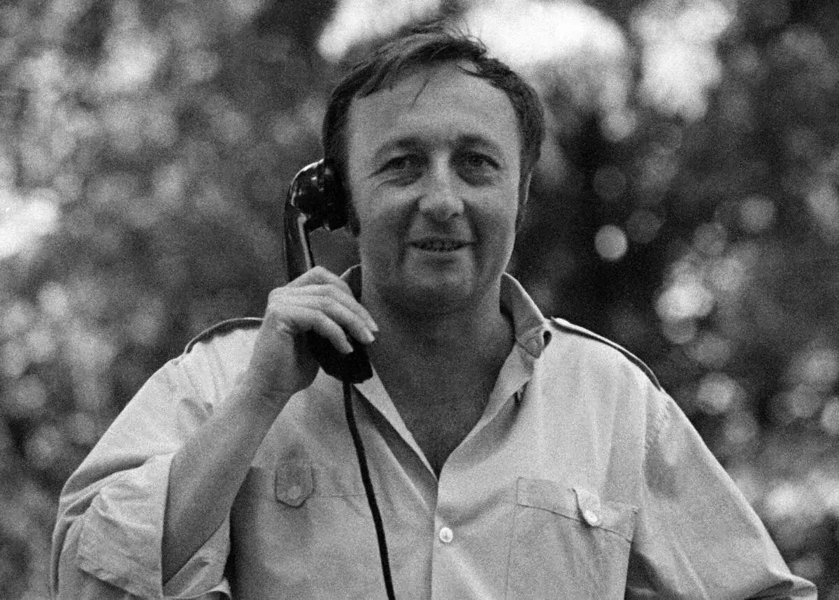 Uśmiechnięty kobiela aktor rozmawia przez telefon.