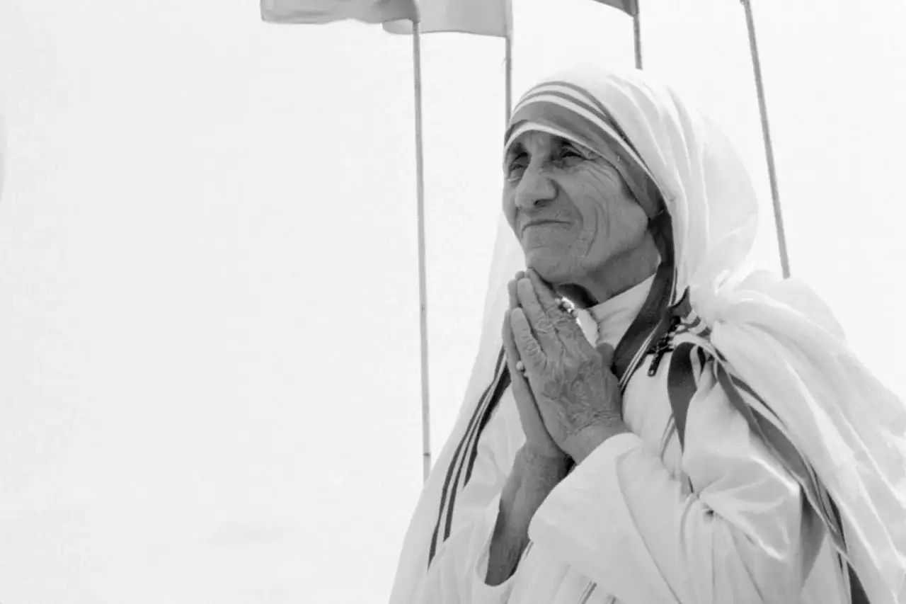 Madre Teresa, con las manos juntas en oración, inspira con sus palabras. Aquí, las 10 mejores frases de Teresa de Calcuta.