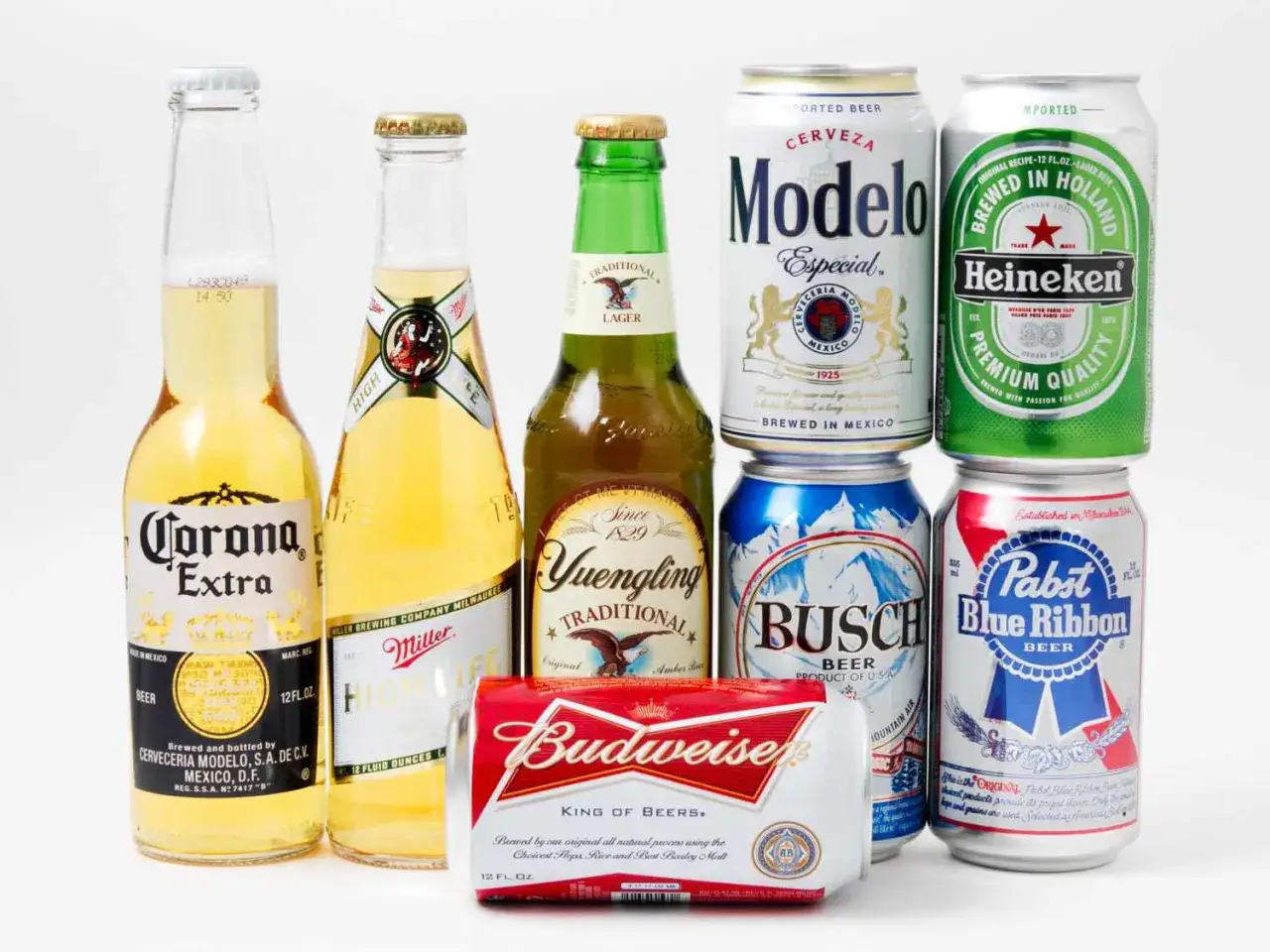 Corona, Miller, Yuengling, Modelo, Heineken, Busch, Pabst Blue Ribbon e Budweiser: un assortimento di birre americane famose.