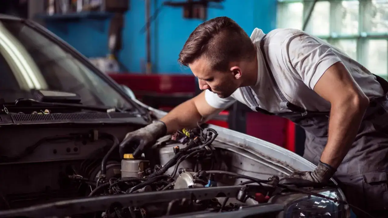 Mechanik sprawdza silnik diesla, szukając objawów lejących wtrysków.