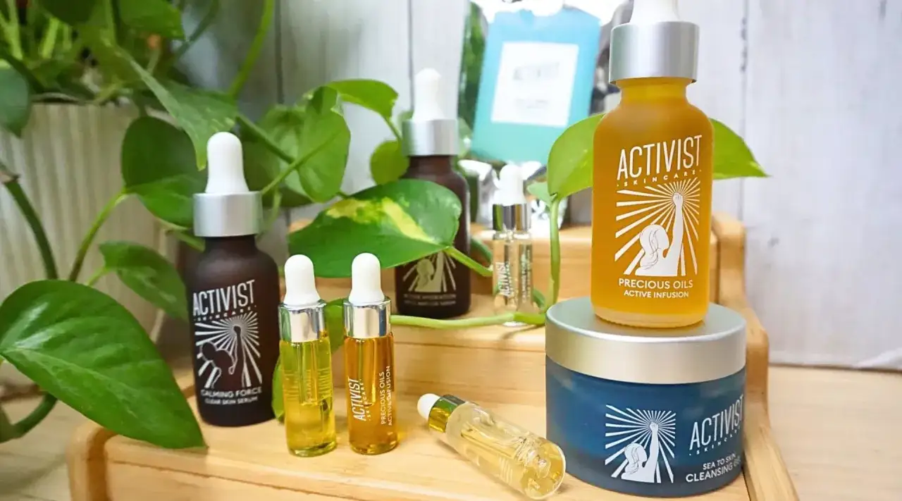 Naturalne **domowe sposoby na zmarszczki**? Zestaw olejków i kremów Activist Skincare z roślinami w tle.