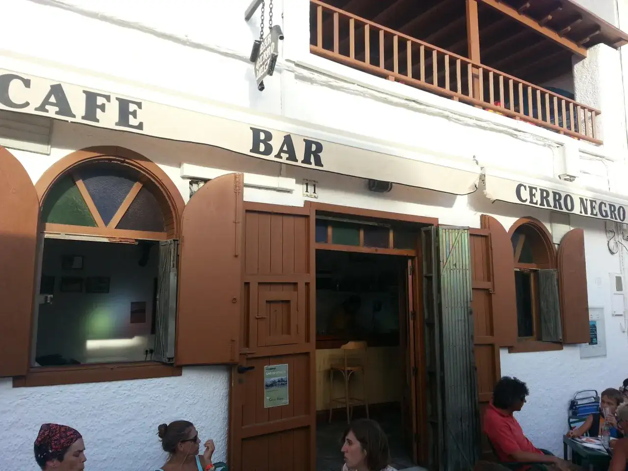 Gente disfrutando de tapear en las negras, un bar con encanto y ambiente acogedor.