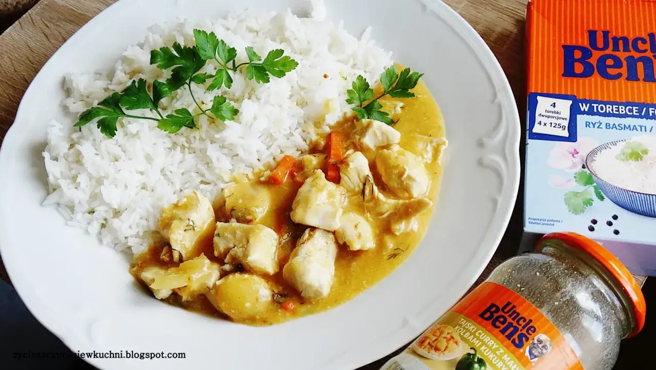 Pyszny kurczak w sosie curry z ryżem basmati. Prosty przepis na obiad, który zachwyci każdego.