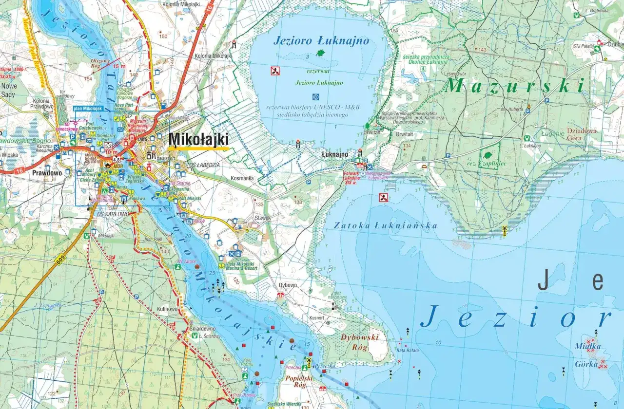 Mapa pokazuje gdzie są Mazury, z zaznaczonymi jeziorami, miastami (Mikołajki) i rezerwatami (Łuknajno).