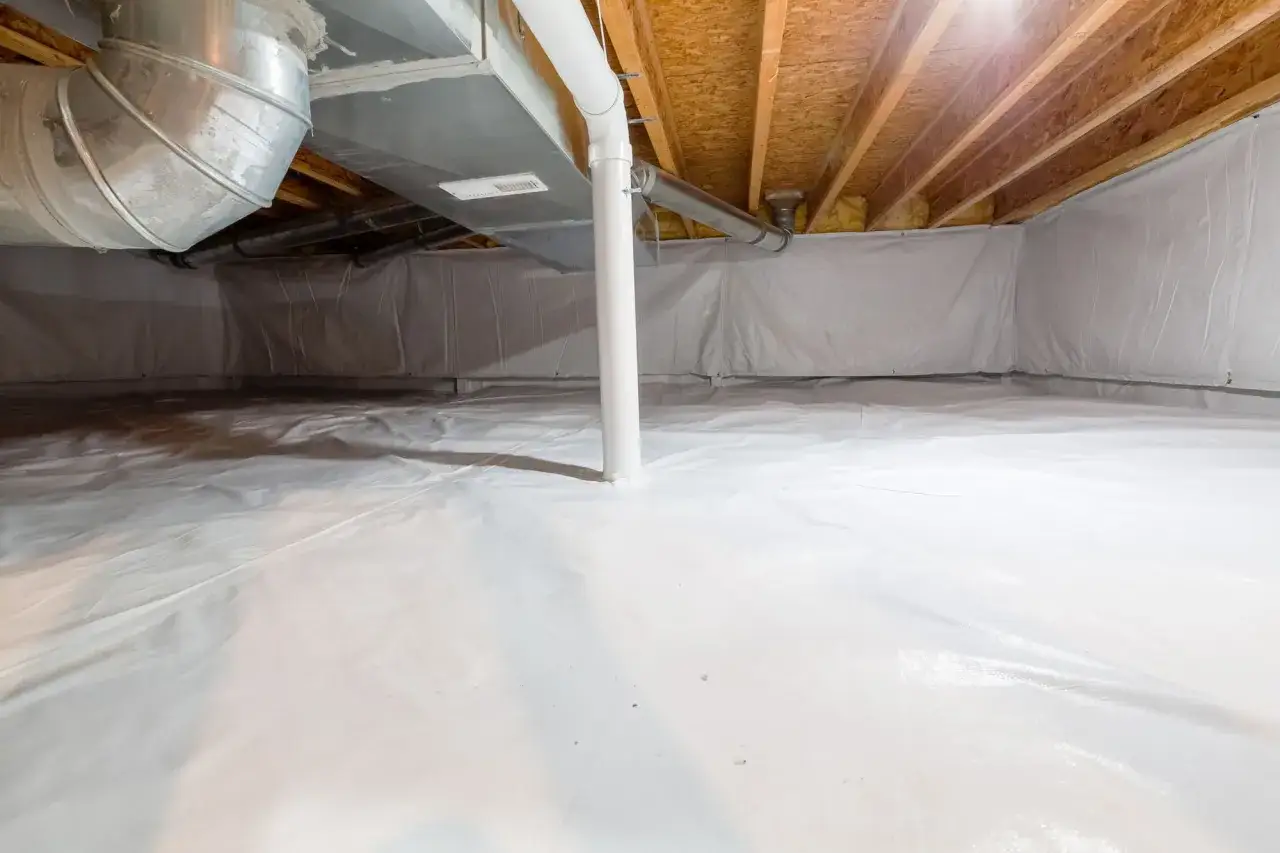 Renoverad krypgrund med ny plastmatta och förbättrad ventilation i gamla hus. Synliga rör och isolering under träbjälklag.