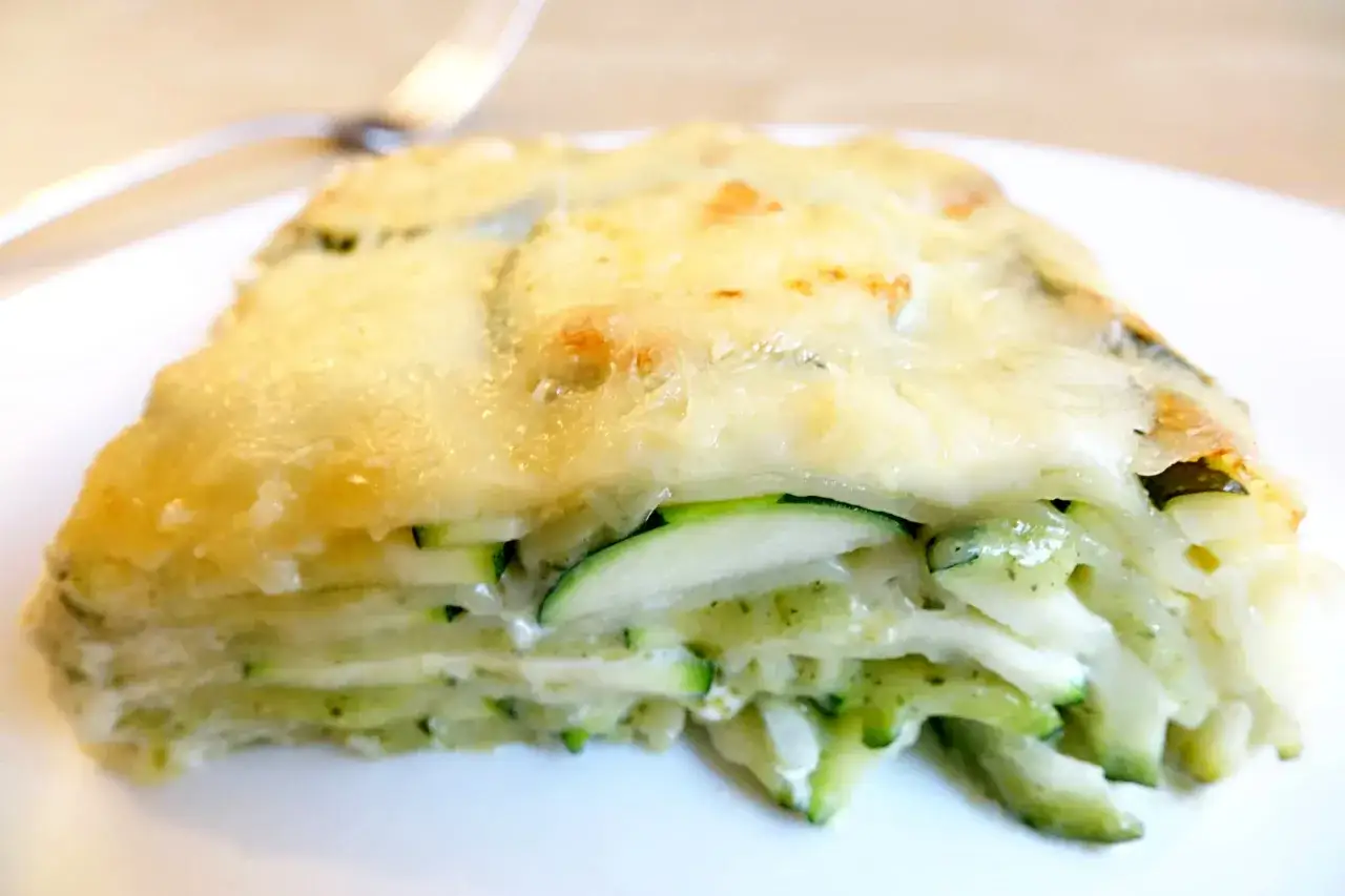 Un gratin de ravioles et courgettes, fondant et dor&eacute;, pr&ecirc;t &agrave; &ecirc;tre d&eacute;gust&eacute;.