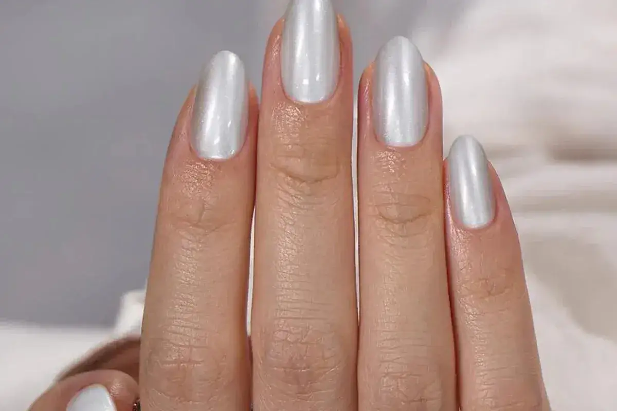 Vackra press on nails i pärlemorvit finish. Perfekt för en elegant look.