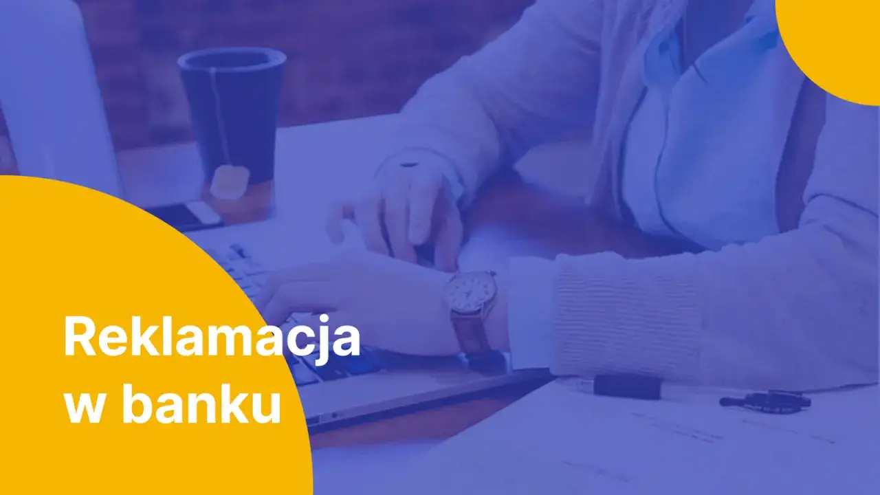 Ktoś pisze pismo do banku, przygotowując reklamację. Na biurku laptop, kubek z herbatą i dokumenty.