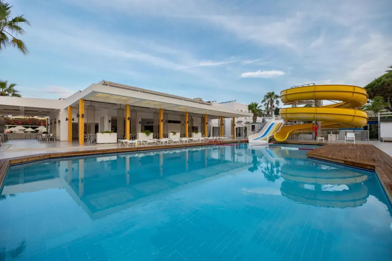 Basen z wodnymi zjeżdżalniami i leżakami przy restauracji. Idealne miejsce na wakacje, zgodnie z opiniami o Petunya Beach Resort.