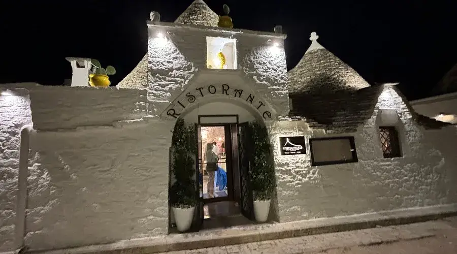 Alberobello restaurant trullo view