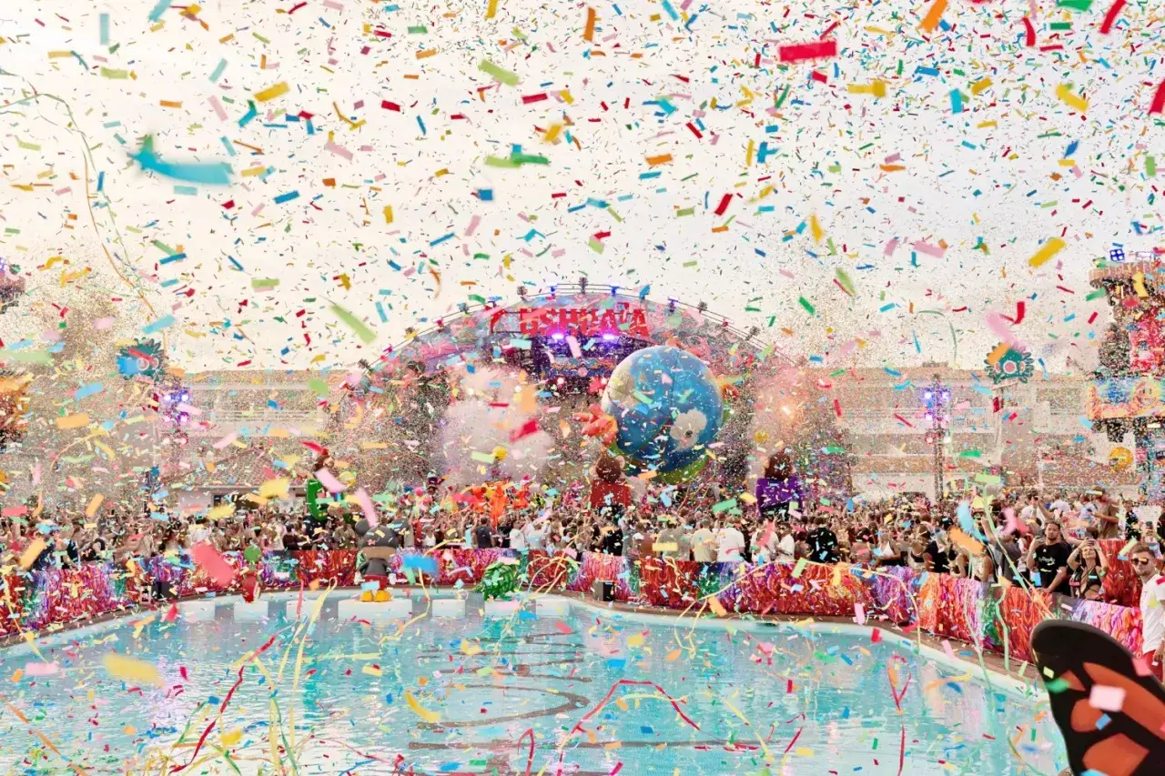 Festa esplosiva a Ushua&iuml;a Ibiza con coriandoli ovunque! Un'onda di gioia tra la folla, la piscina e il palco iconico.
