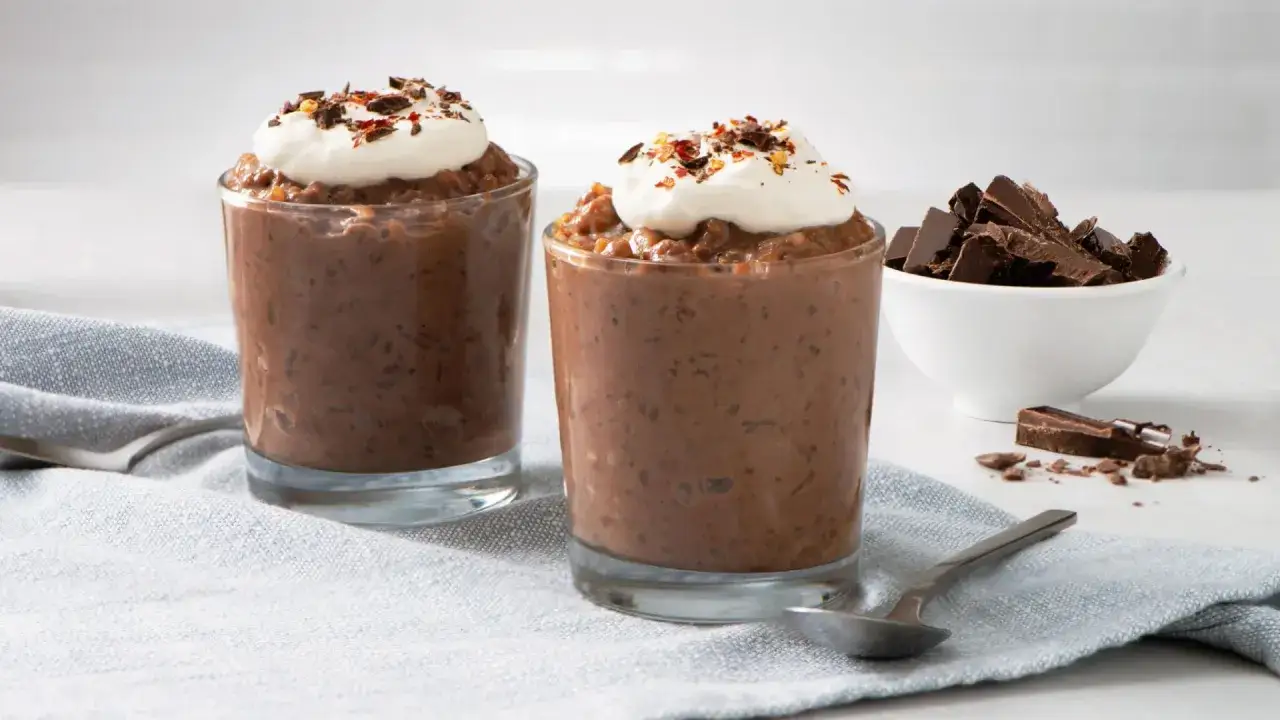 Dos vasos de postre de chocolate cremoso, con nata y trocitos de chocolate. ¡Unas tortitas de arroz deliciosas!
