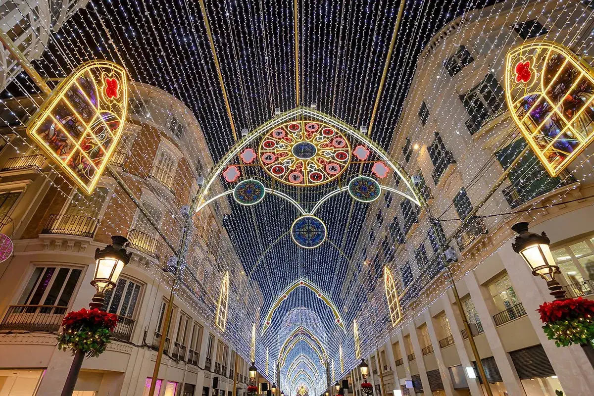 Nocne malaga zwiedzanie wśr&oacute;d tysięcy światełek tworzących świetlisty tunel. Architektura miasta w świątecznej odsłonie.