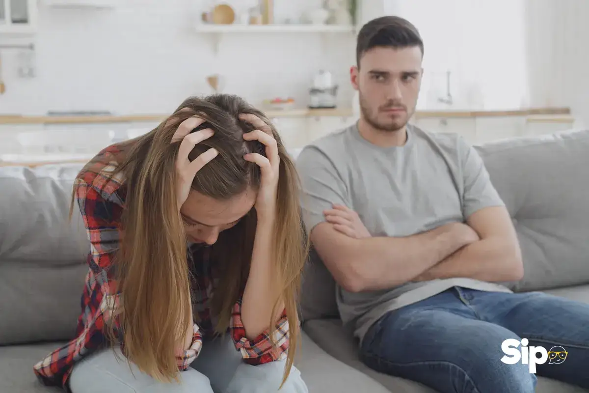 Una coppia seduta sul divano, lei disperata con le mani tra i capelli, lui con le braccia conserte e sguardo distante. Sembra che ci siamo lasciati.