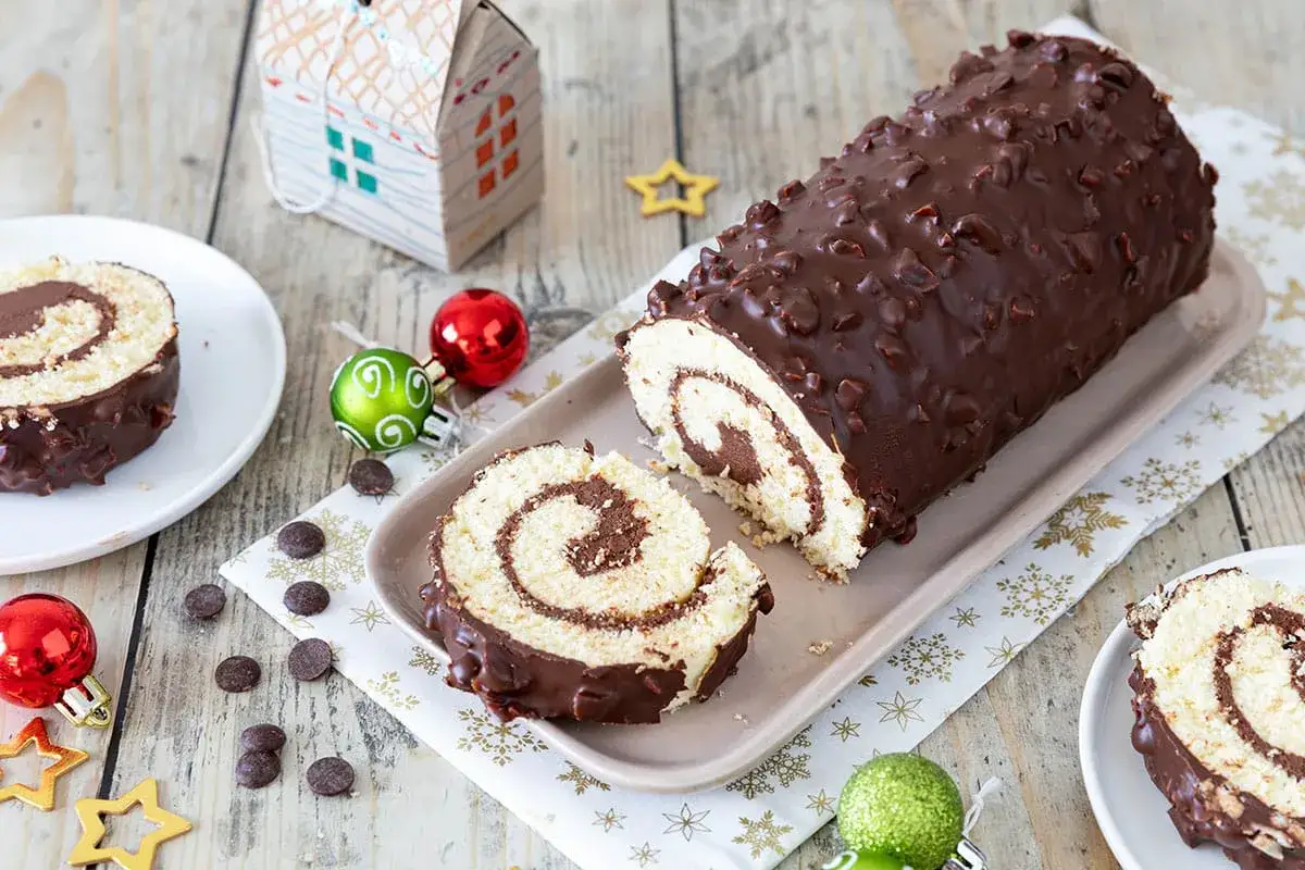 B&ucirc;che glac&eacute;e au chocolat, parfaite pour une recette de No&euml;l. D&eacute;cor&eacute;e de noisettes croquantes et de chocolat noir, elle invite &agrave; la gourmandise.