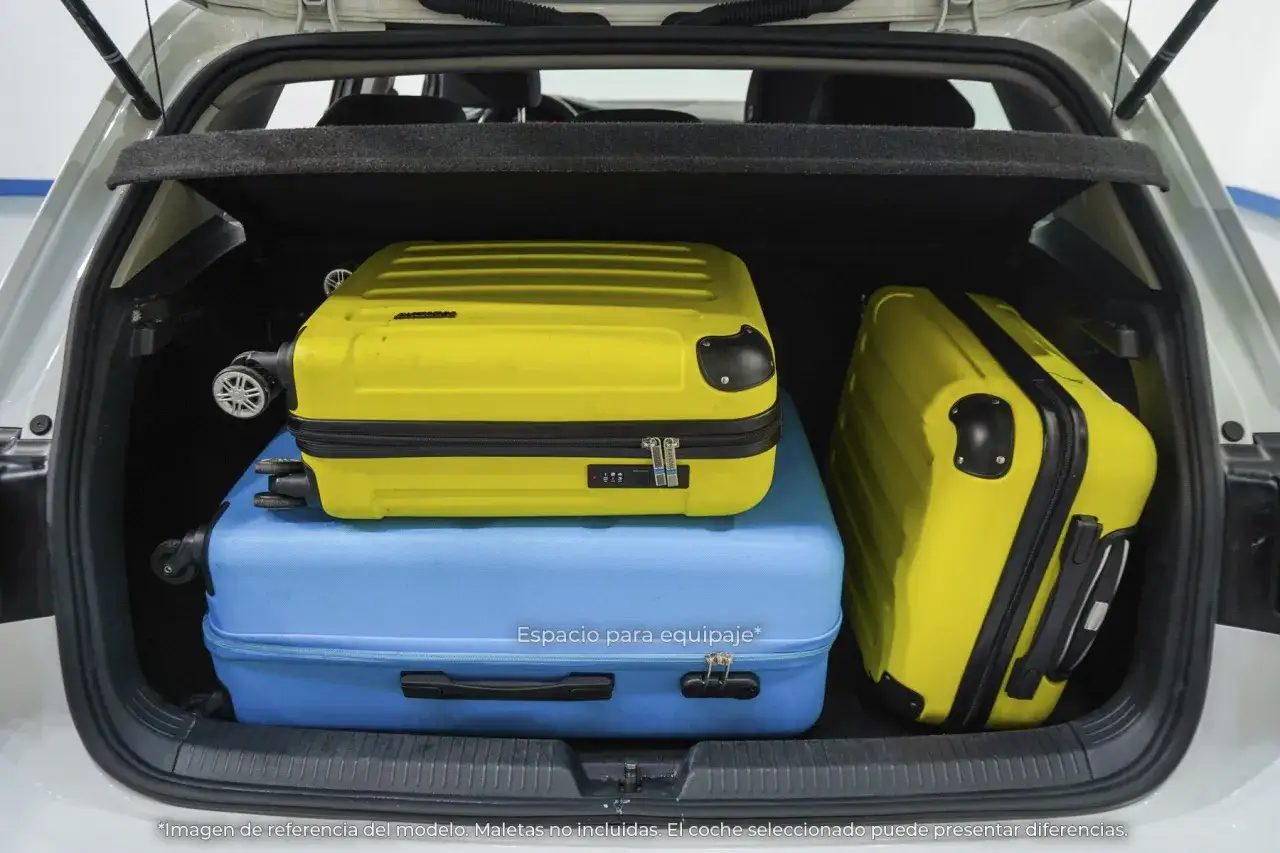 Maletero de un Golf 7 con dos maletas amarillas y una azul, mostrando las dimensiones para equipaje.