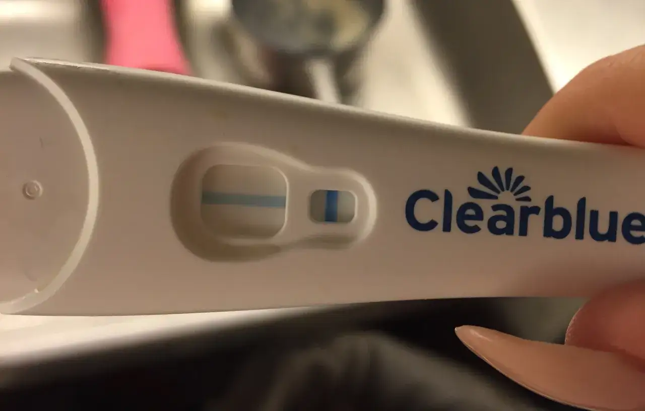 Ett svagt positivt graviditetstest fr&aring;n Clearblue visar en svag bl&aring; linje i resultatf&ouml;nstret, vilket indikerar ett tidigt positivt resultat.