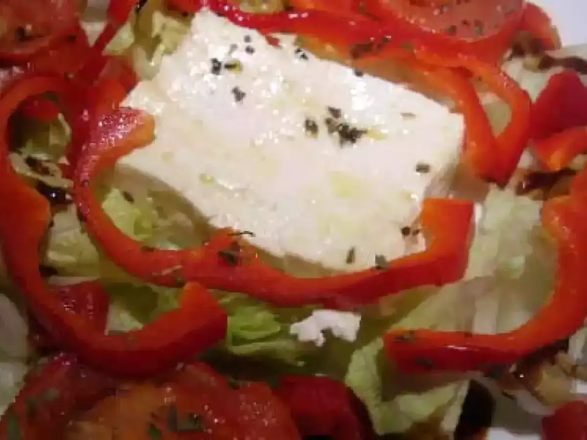 Salade fra&icirc;che avec bloc de feta, poivrons rouges, tomates et herbes. Parfait pour un barbecue d'&eacute;t&eacute;.
