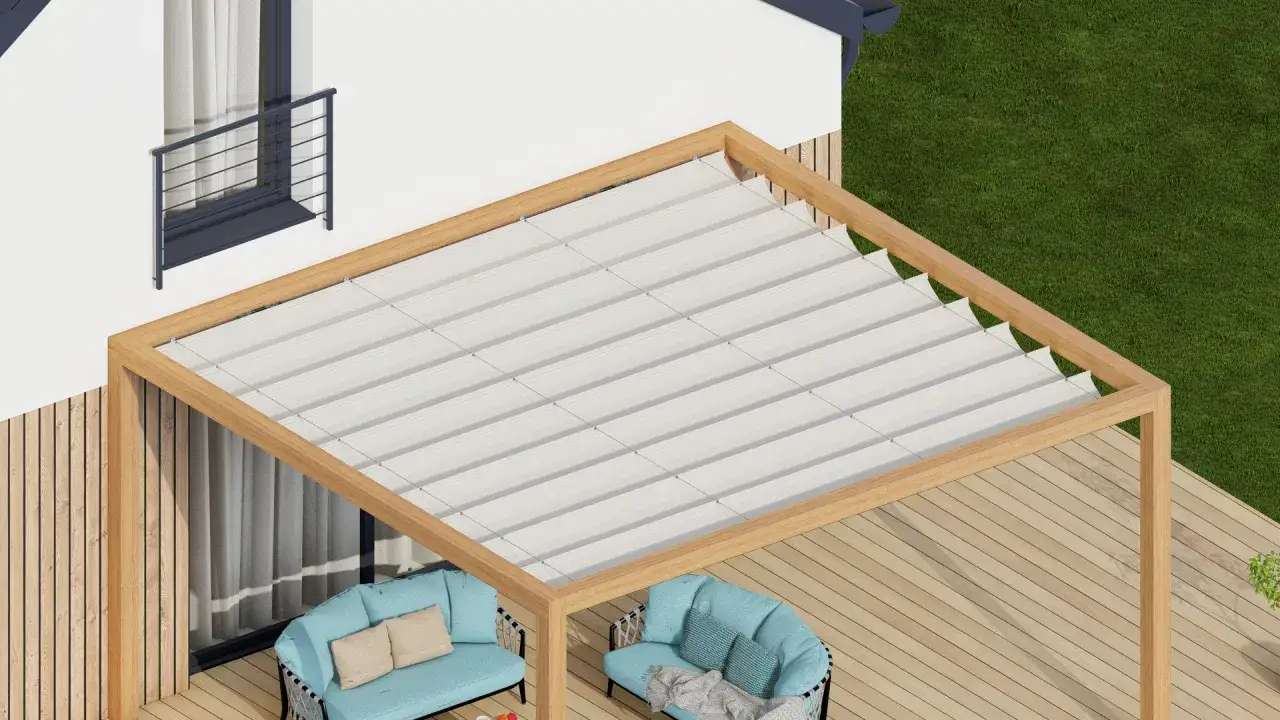 Nowoczesna pergola z drewnianą konstrukcją i białą roletą rzymską poziomą DIY. Idealna do ogrodu.