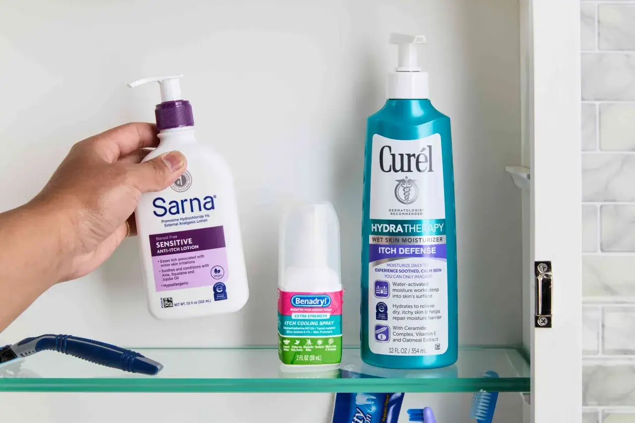 Des produits pour calmer les d&eacute;mangeaisons : lotion Sarna, spray Benadryl et hydratant Cur&eacute;l.
