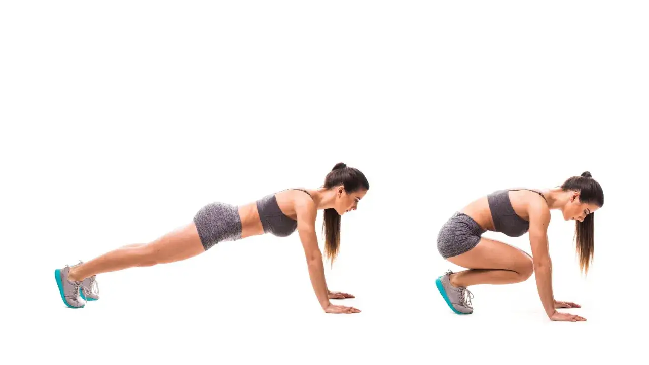 Kvinnlig atlet utför mountain climbers, en dynamisk övning för core och kondition.