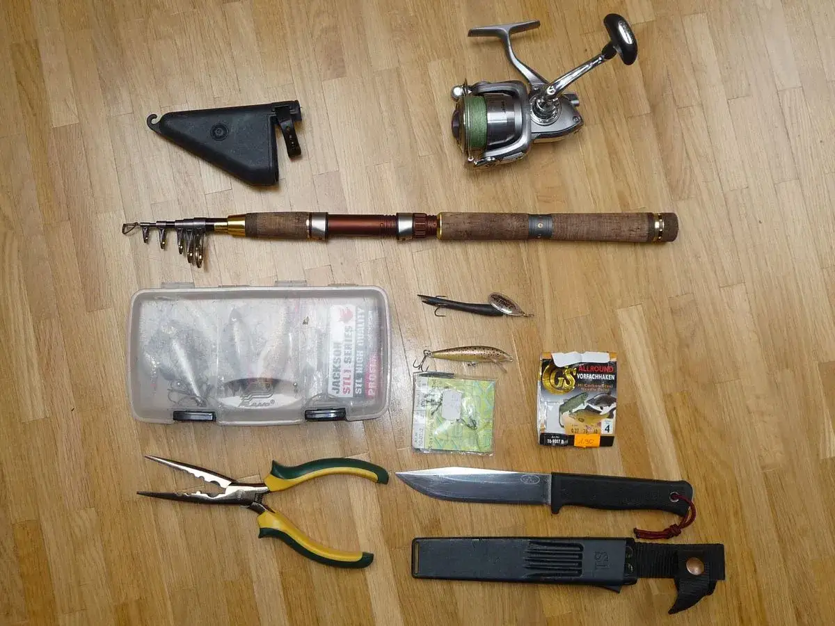 Alles f&uuml;r den perfekten Fang: Angelrute, Rolle, K&ouml;derbox, Haken, Messer und Zange. So angelt man erfolgreich!