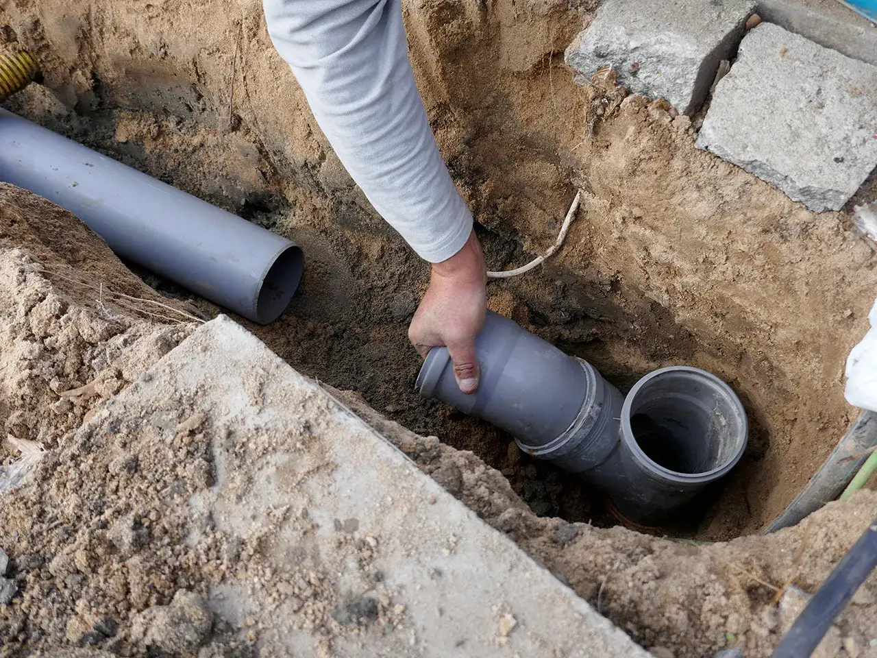 Arbetare installerar nya r&ouml;r vid ett stambyte. En stor kostnad, men n&ouml;dv&auml;ndigt f&ouml;r husets framtid.