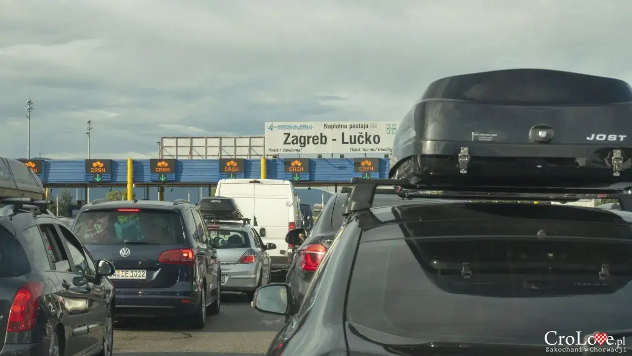 Korki na chorwackich autostradach. Kolejka samochod&oacute;w do punktu poboru opłat drogowych Zagreb - Lučko.