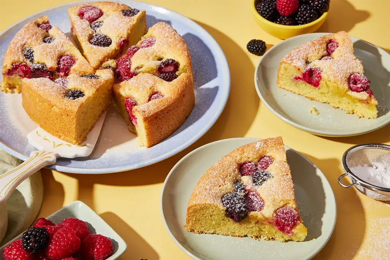 Saftiger low carb Kuchen mit frischen Beeren, best&auml;ubt mit Puderzucker. Ein Genuss f&uuml;r jeden Anlass.