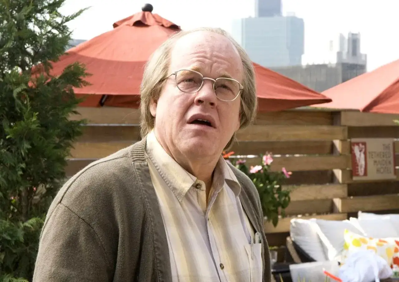Philip Seymour Hoffman, in un momento di riflessione, forse pensando alla **synecdoche New York spiegazione** del suo personaggio.