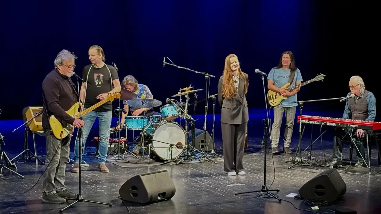 Śląska grupa bluesowa na scenie: gitarzysta, basista, perkusista, wokalistka i klawiszowiec.