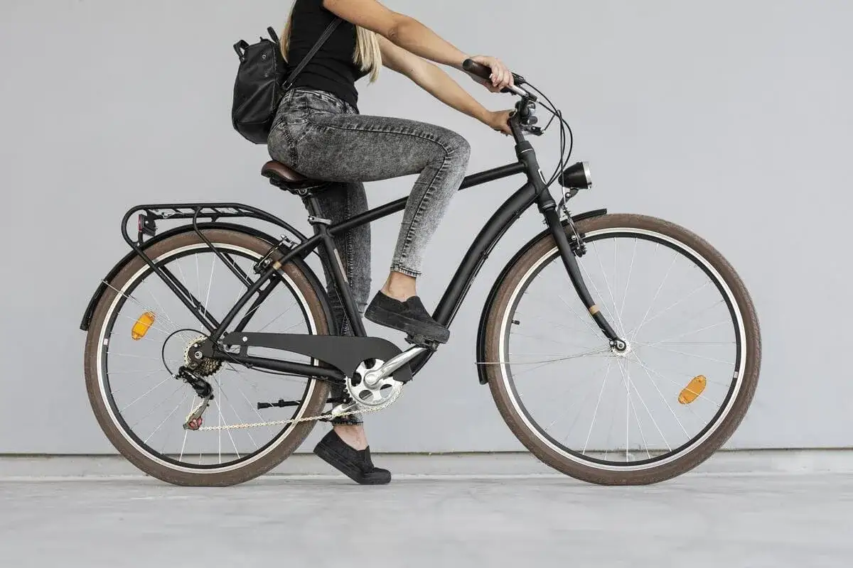 Kobieta na rowerze, idealny bike fitting dla komfortowej jazdy.