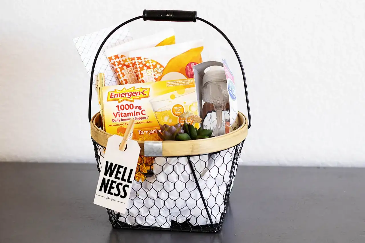Ein liebevoll zusammengestellter **Wellnesskorb selber machen** mit Vitamin C, einer Trinkflasche und kleinen Sukkulenten.