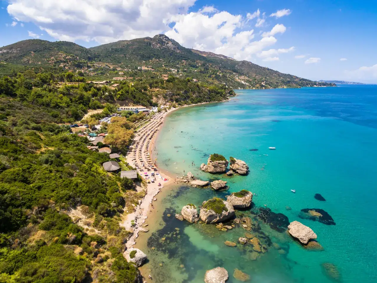 Piękna plaża z turkusową wodą i skałami. Czy Zakynthos warto odwiedzić? Tak, dla takich widoków!