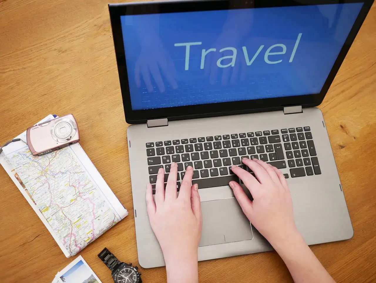 Ręce wpisują na laptopie 
