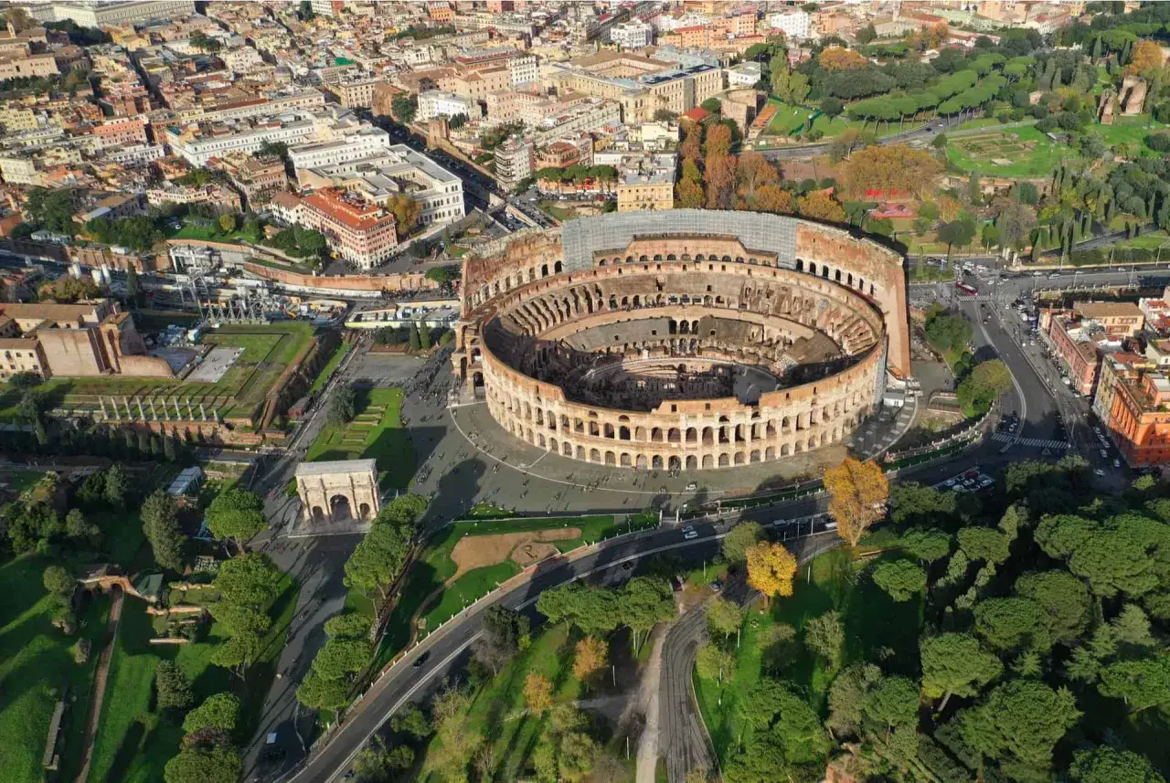 Vue a&eacute;rienne de Rome, montrant le Colis&eacute;e, un arc de triomphe et des b&acirc;timents historiques. C'est l&agrave; o&ugrave; se trouve le Colis&eacute;e, symbole de la ville &eacute;ternelle.