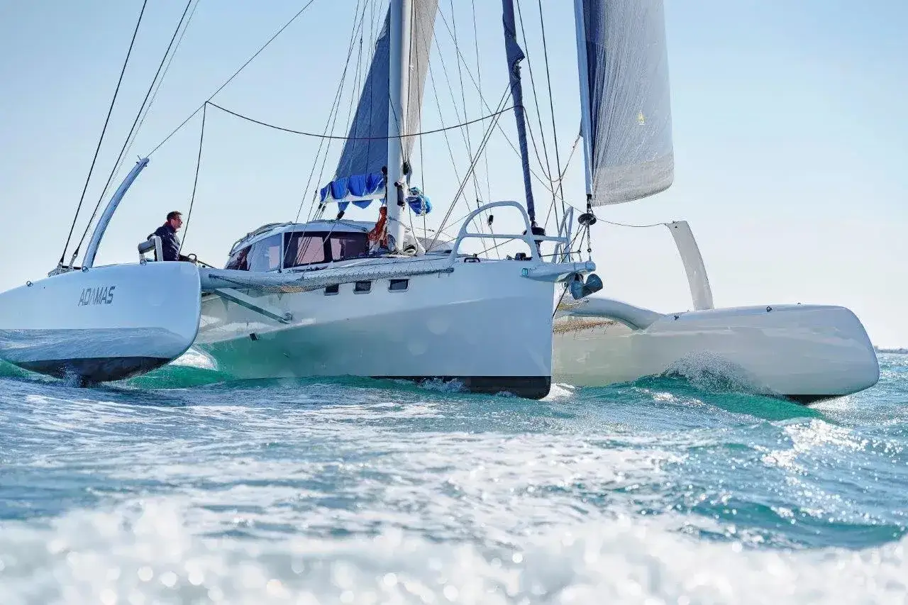 Ein Trimaran gleitet &uuml;ber das Meer. Die 