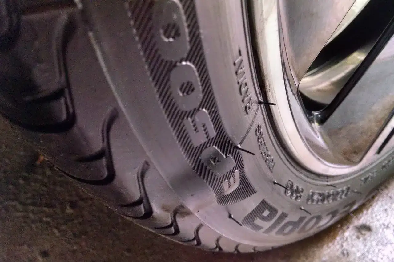 Dettaglio di una gomma auto con il marchio