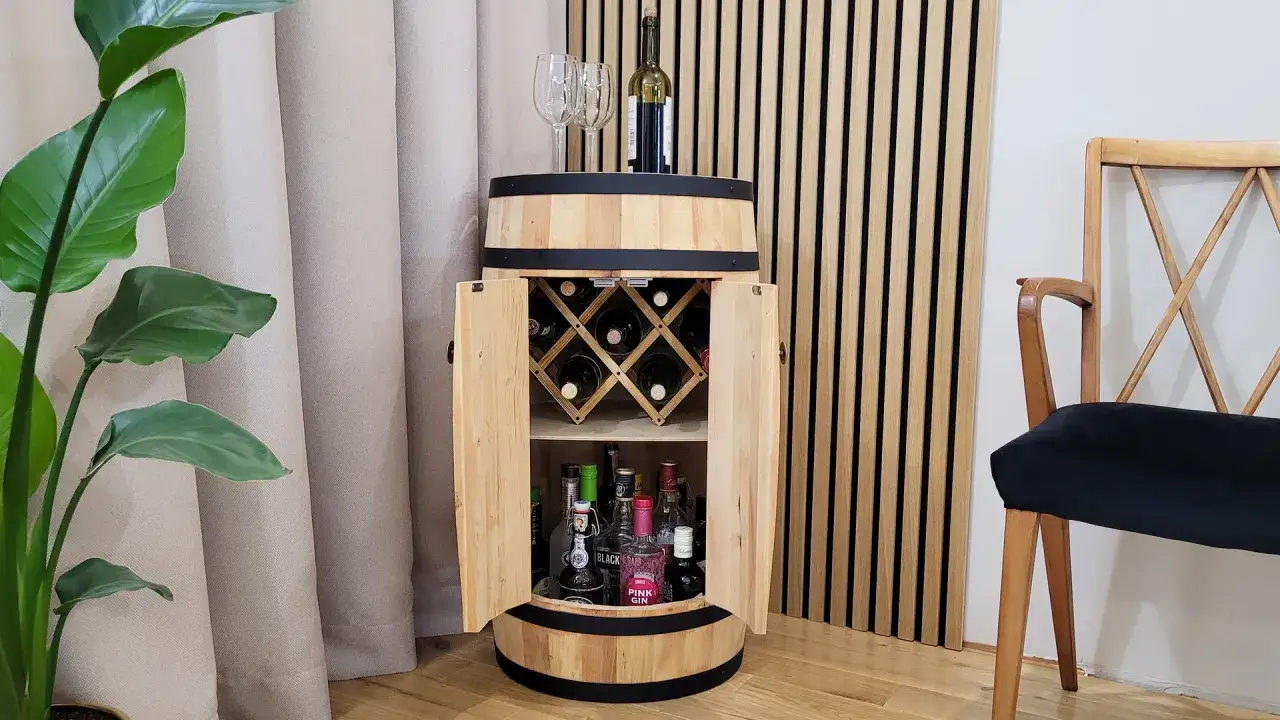 elegancki domowy barek z butelkami ginu i akcesoriami