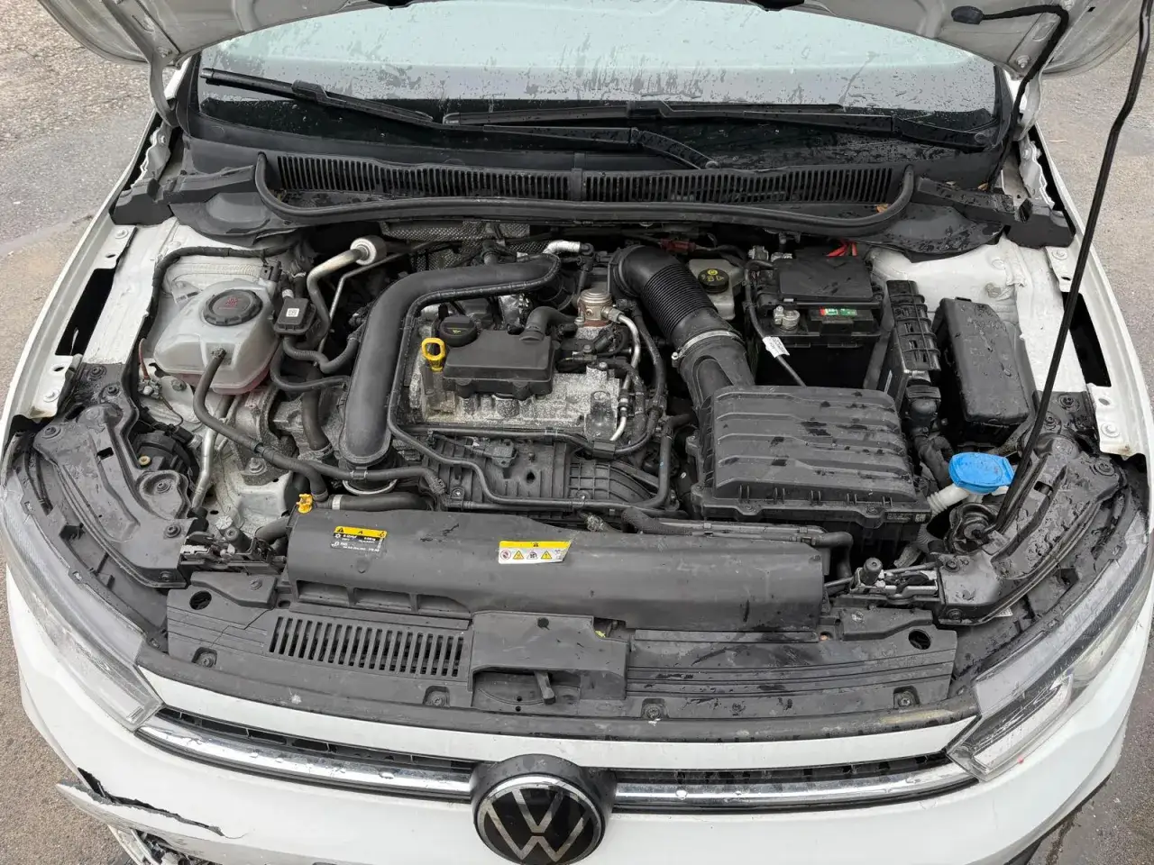 Motorraum eines VW Polo 1.0 TSI 95 PS. Mögliche Probleme mit dem Motor sind hier sichtbar.