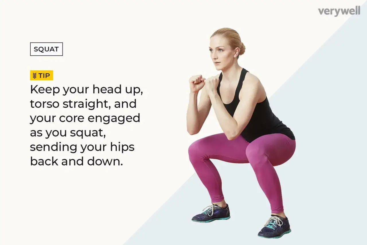 Femme en tenue de sport effectuant un squat, un exercice clé pour l'exercice fessier.