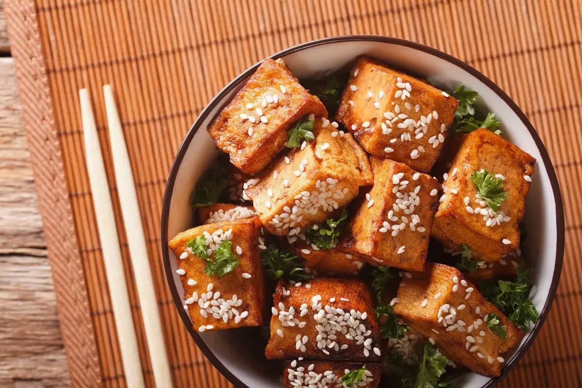 Knusprig gebratene Tofuwürfel mit Sesam und Petersilie. So lecker kann tofu schmecken!