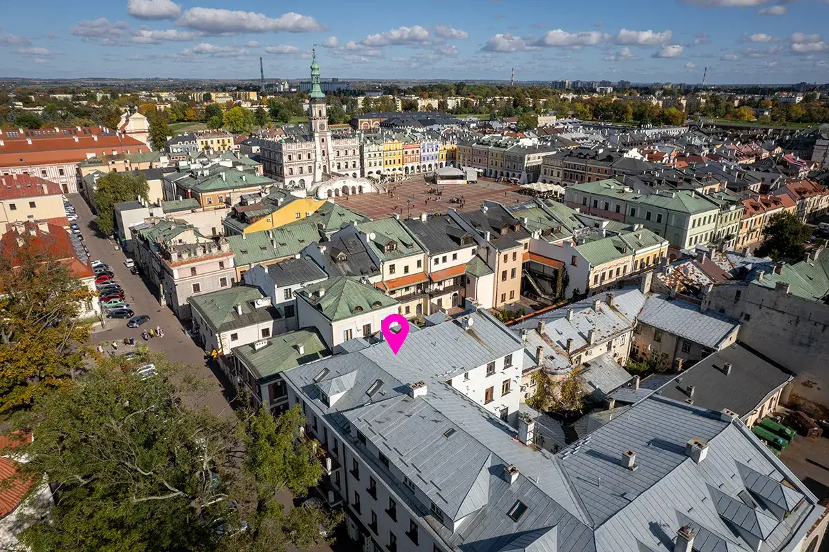 Widok z lotu ptaka na Zamość. Widać zabytkową zabudowę, rynek i kamienice. Idealne miejsce na mieszkania do wynajęcia Zamość.