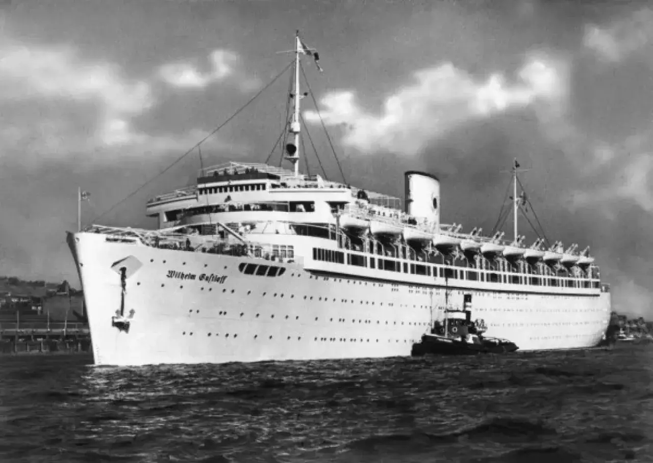 Statek Wilhelm Gustloff, na którym zginęło najwięcej osób w historii, na wodzie.