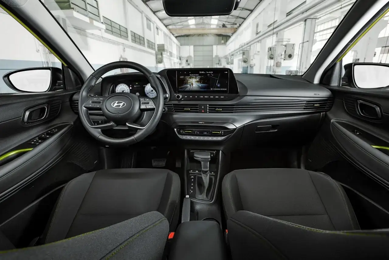 Wnętrze nowego Hyundaia i20. Nowoczesny kokpit z dużym ekranem multimediów i cyfrowymi zegarami. Sprawdź hyundai i20 cena!