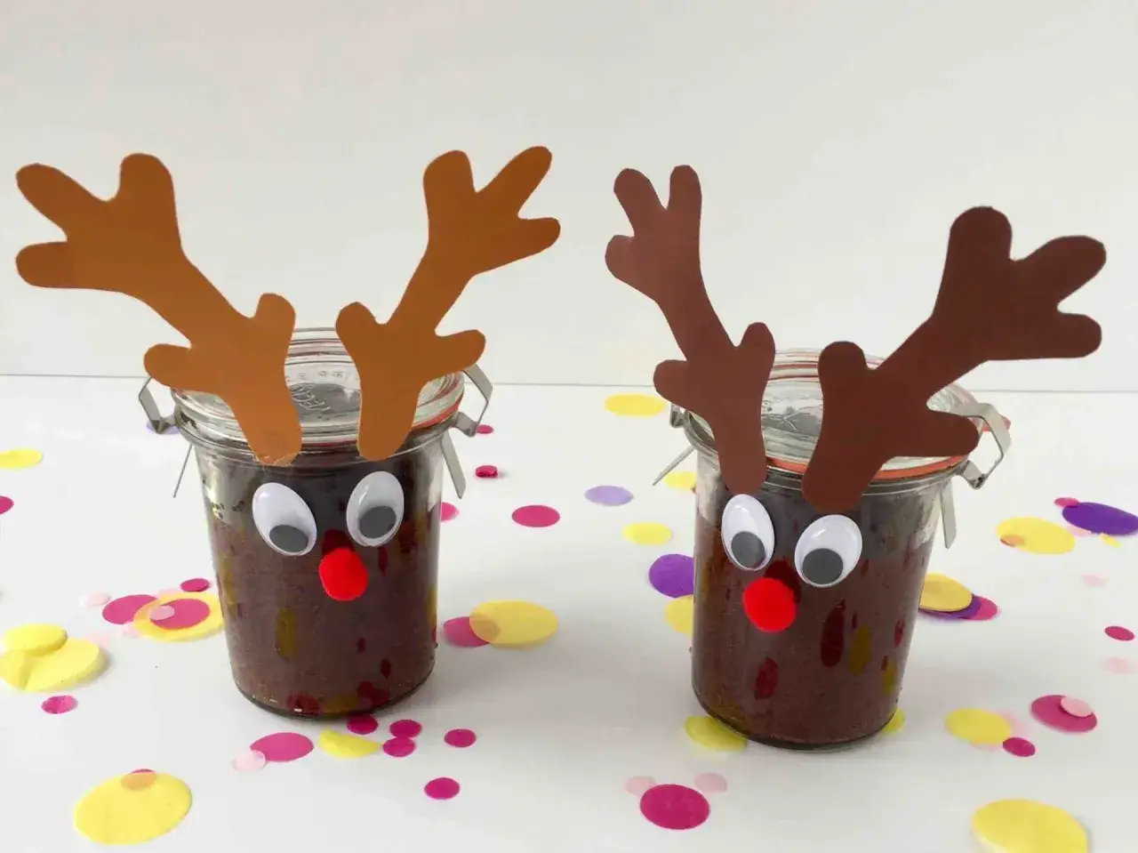 Zwei Gläser mit brauner Masse, verziert als Rentiere mit Wackelaugen und roten Nasen. Perfekt für last minute weihnachtsgeschenke selber machen!