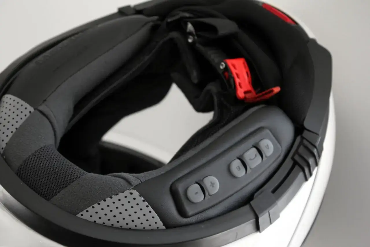 Detalle de un intercomunicador moto como funciona, con botones de volumen y llamada integrados en el casco.