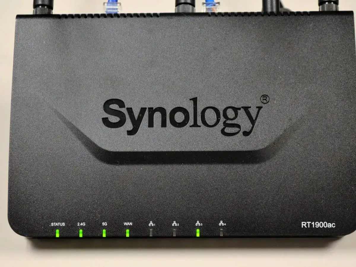 Router Synology RT1900ac z zielonymi diodami, ale brak połączenia z internetem.